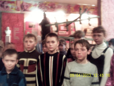 у  шкільному  музеї